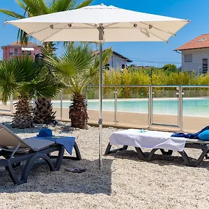 michelangelo-with-swimming-pool-and-terrace-in-borghetto.hotelitalianriviera.com/